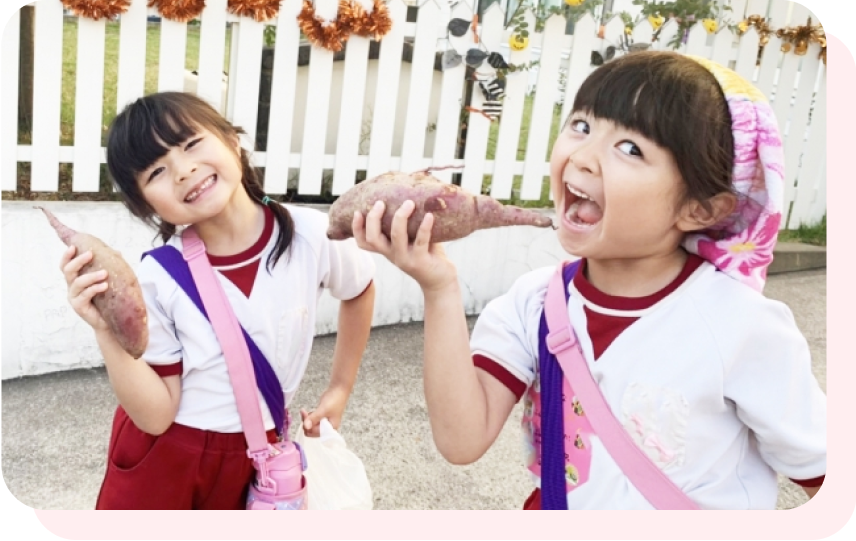 園児が芋にかじりつく画像