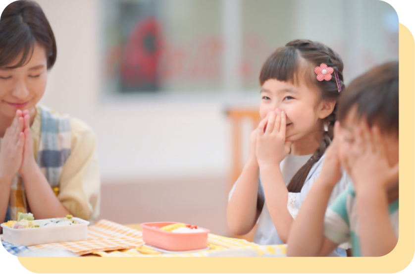 みんなで給食を食べる画像
