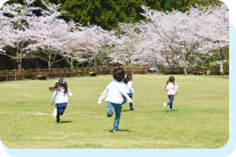 子供が走ってる画像